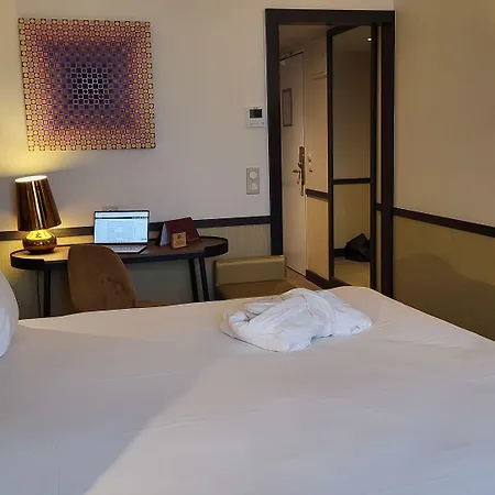 Paris 4*