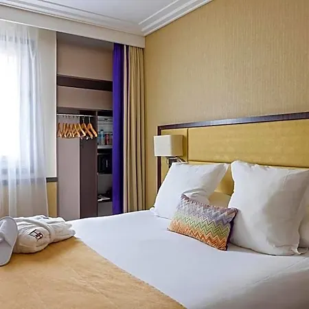 Paris 4*